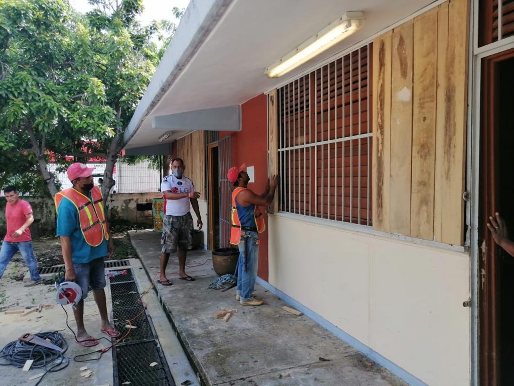 Convierten 32 escuelas de Quintana Roo en refugios anticiclónicos