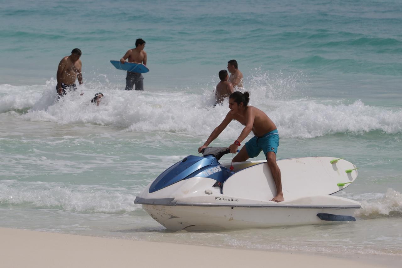 Turistas se mantienen en las playas de Cancún pese a la llegada de Delta