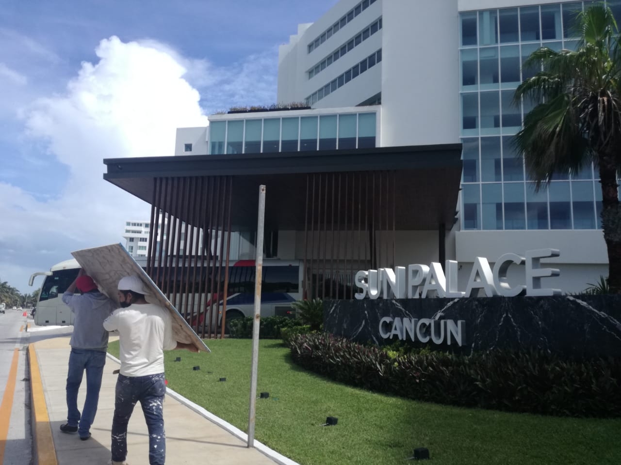 Hoteles de Cancún trasladan a inquilinos por Huracán Delta