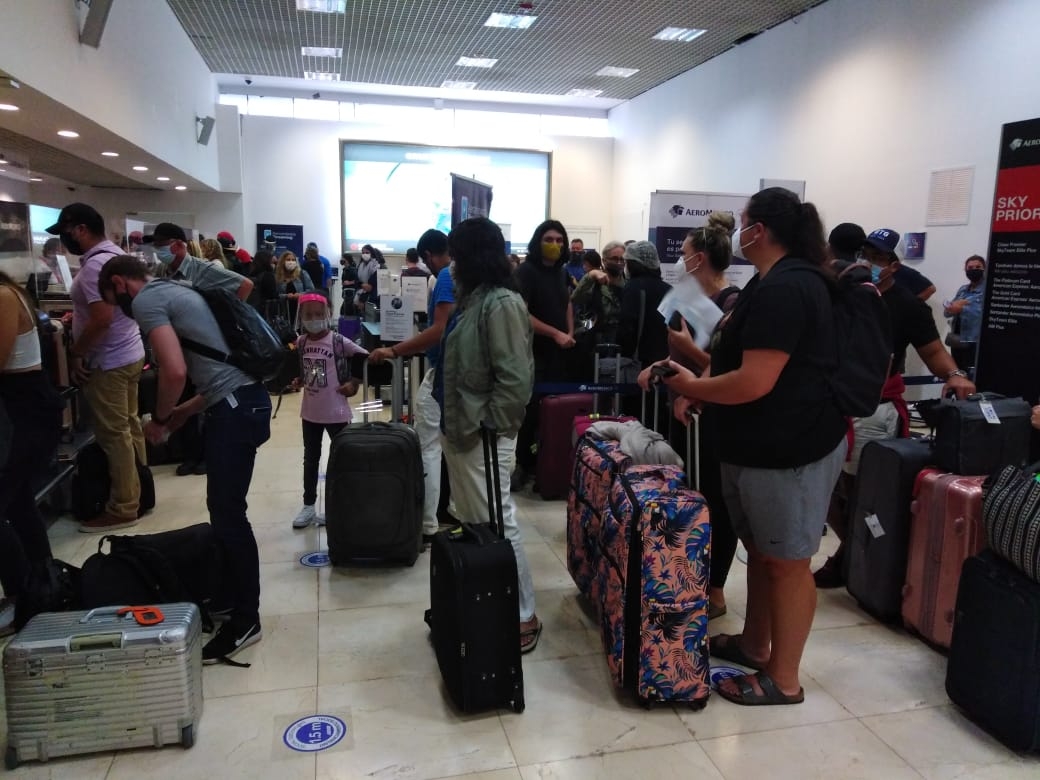 Decenas de turistas llegan al aeropuerto de Mérida para "huir" de Delta