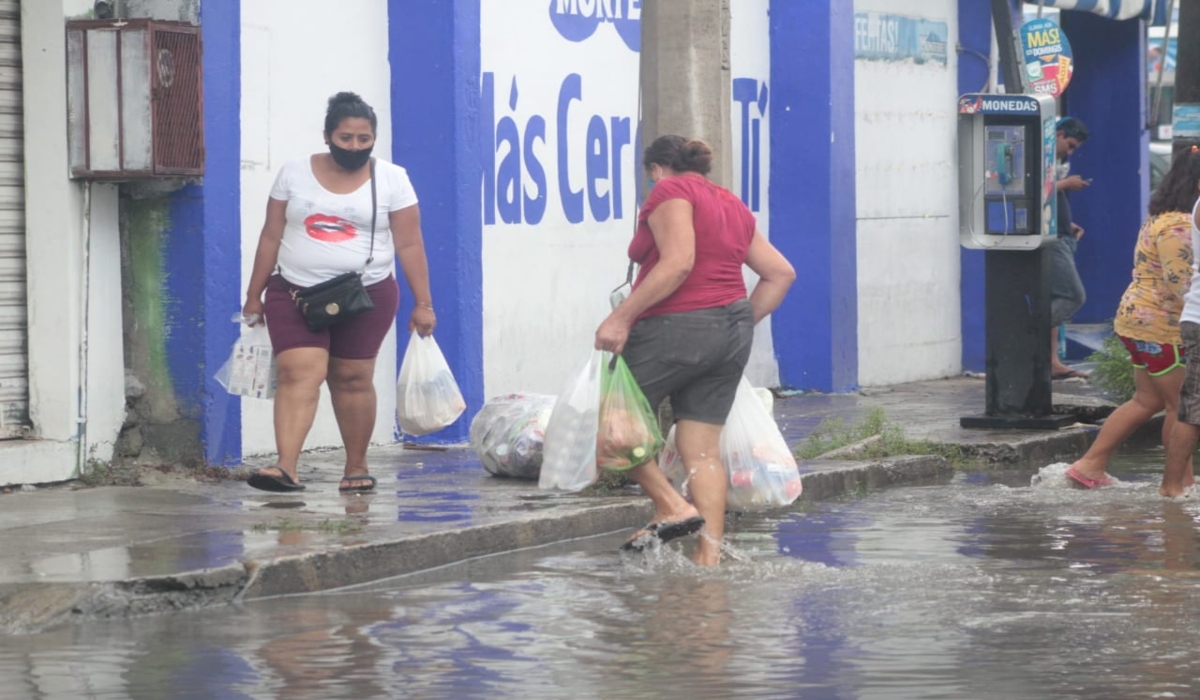 Lluvias provocan inundaciones en colonias de Ciudad del Carmen