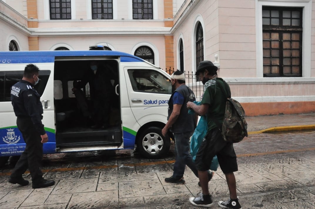 Personas de situación de calle son trasladadas a refugios en Mérida
