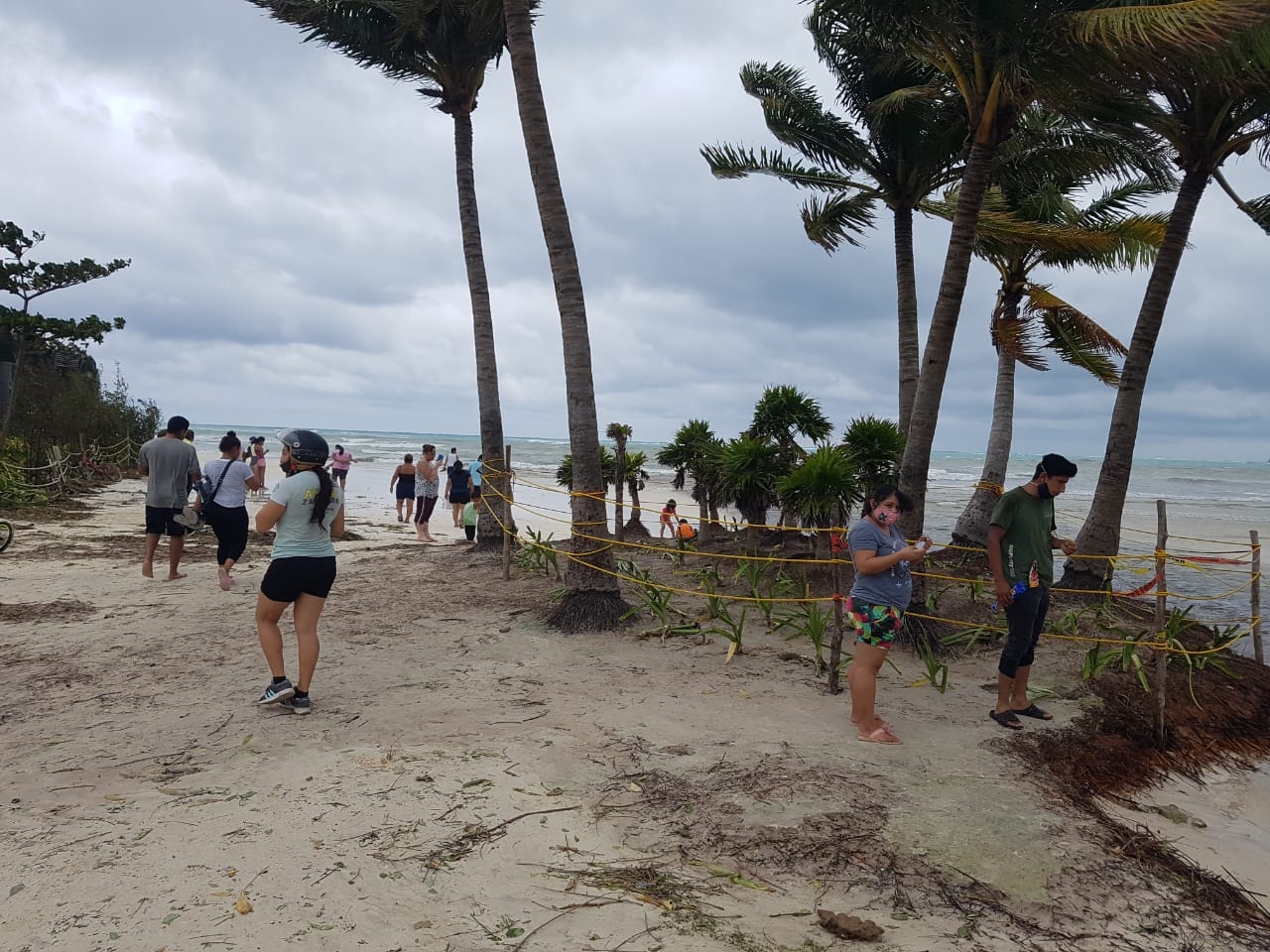 Familias abarrotan balnearios en Playa del Carmen tras paso de Delta