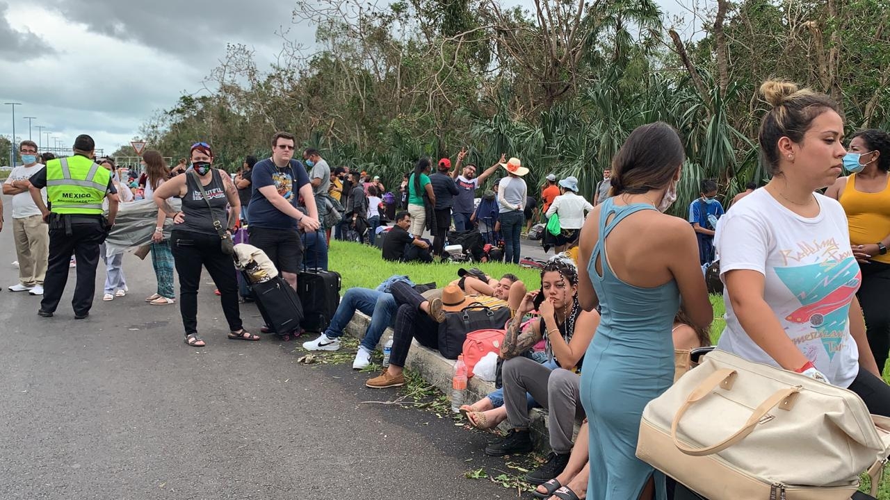 Turistas quedan varados en el Aeropuerto de Cancún por el paso de Delta