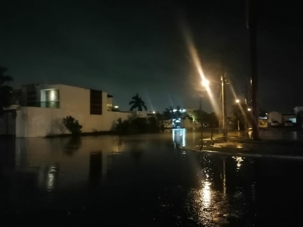 Calles de Las Américas quedaron debajo del agua en Mérida