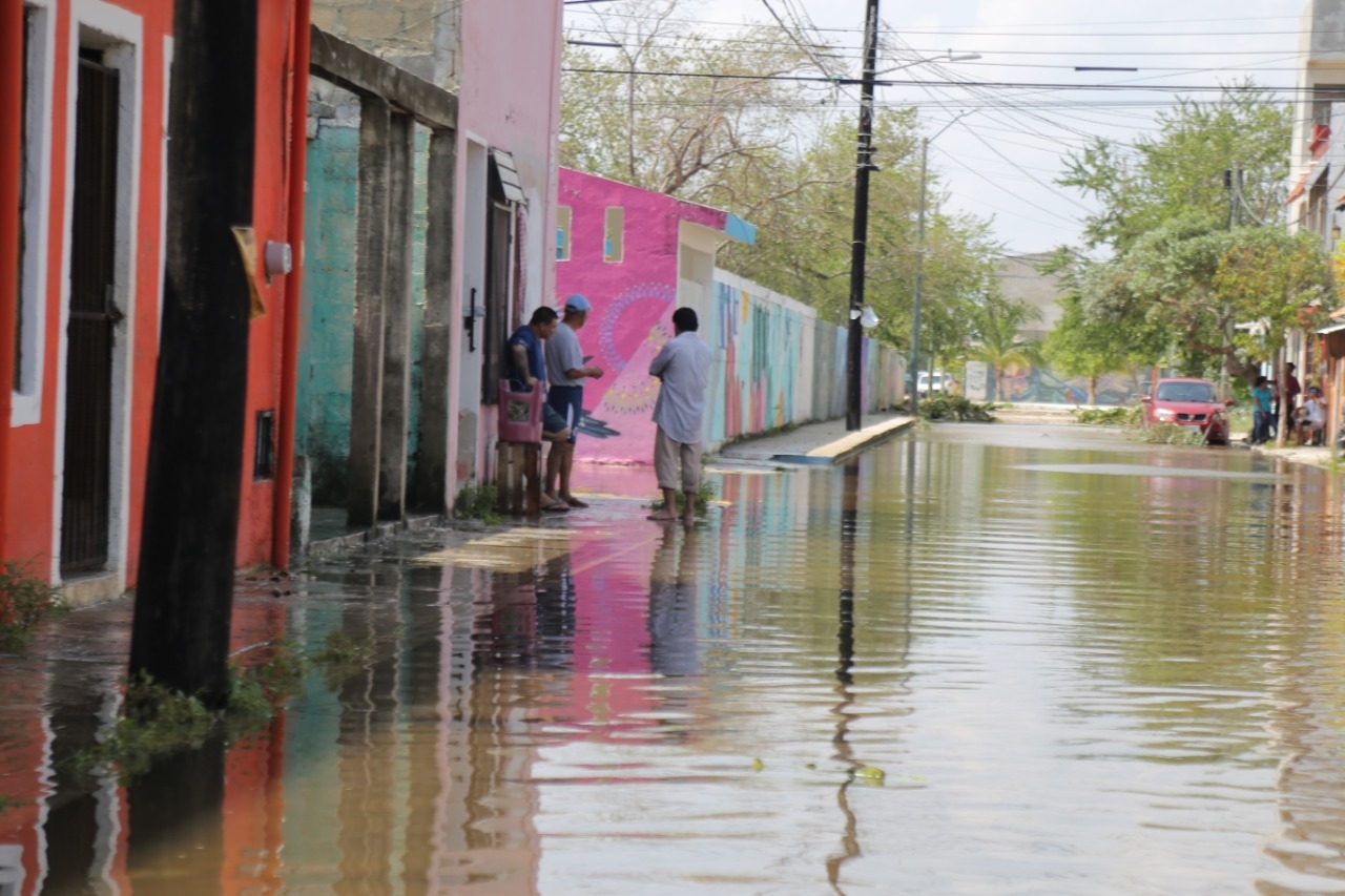 Sin luz por Delta, cancunenses recurren a hielo para enfriar sus alimentos