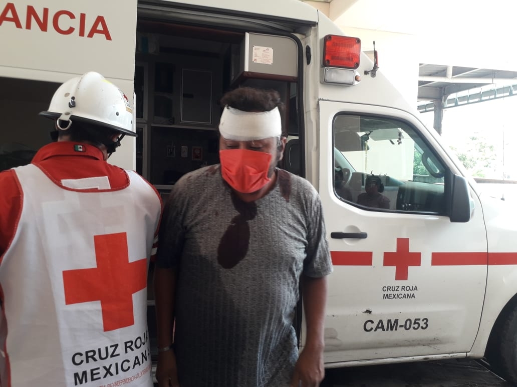 Hombre se resbala y golpea la cabeza contra el pavimento en Ciudad del Carmen