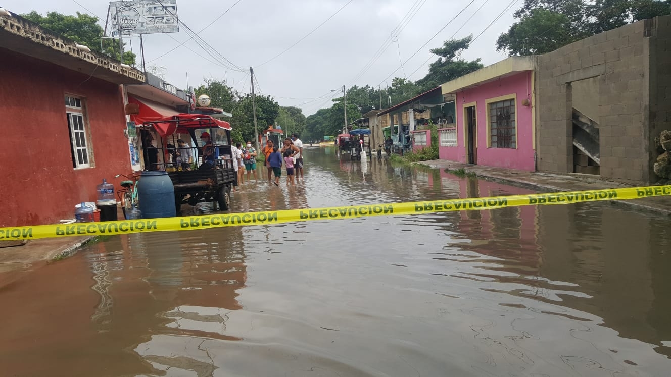 Vecinos cierran calles en Hunucmá para evitar más inundaciones