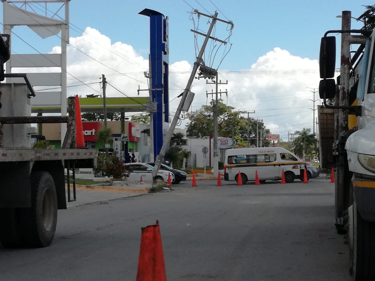 Postes de la CFE a punto de caer en la avenida Andrés Quintana Roo de Cancún