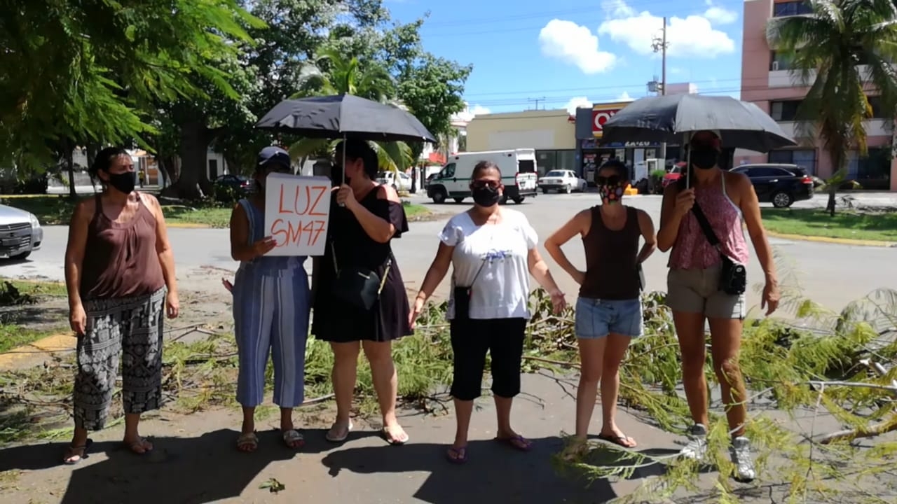 Vecinos protestan por la falta de luz eléctrica en la Supermanzana 47 de Cancún