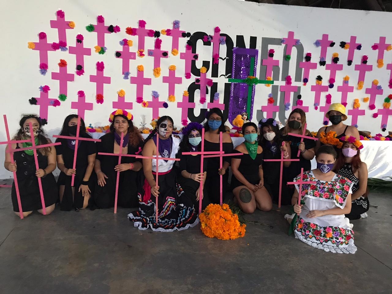 Recuerdan a víctimas de feminicidio con altar en Quintana Roo