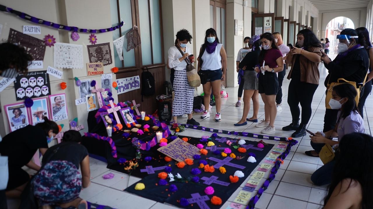 Colocan altar para las víctimas de feminicidio en Yucatán