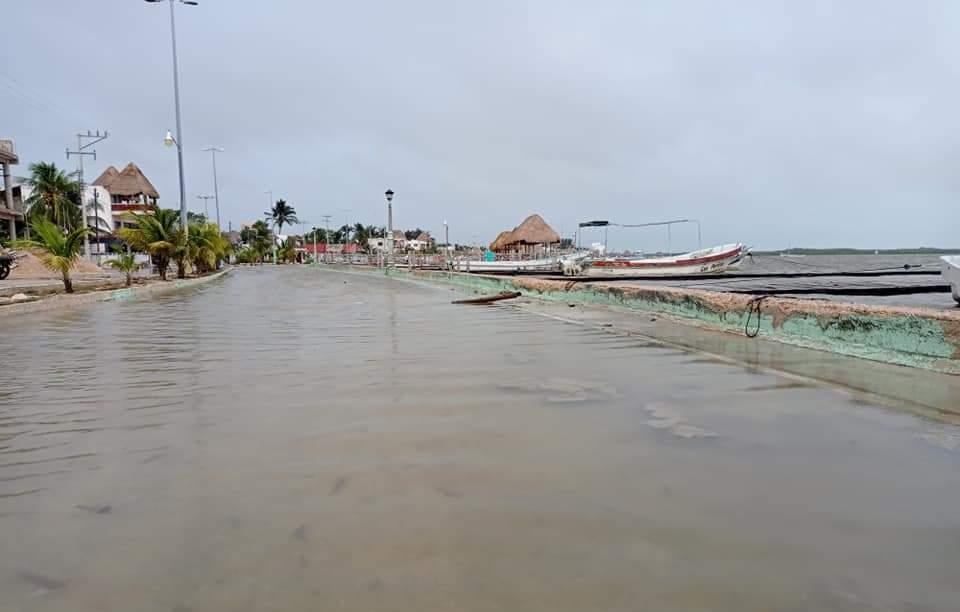 Eta provoca inundaciones en Río Lagartos