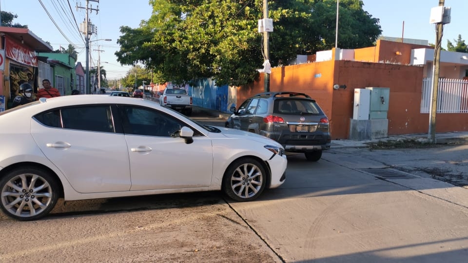 Conductora se pasa un alto y provoca choque en Ciudad del Carmen
