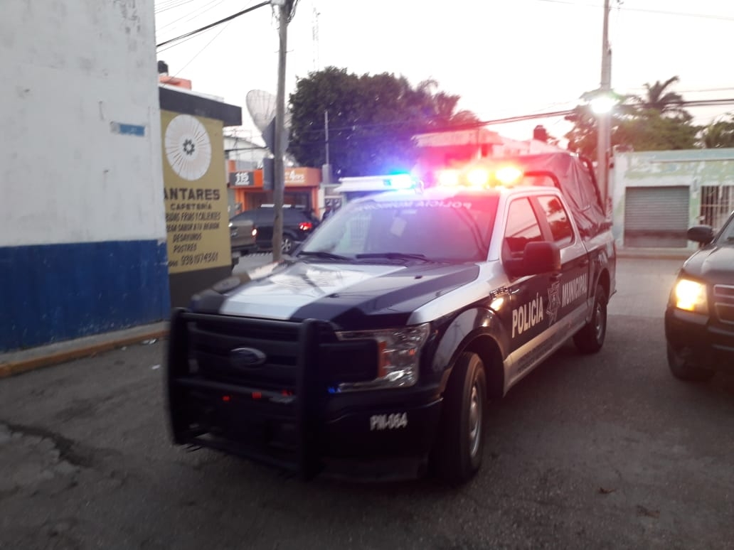 Un remolque de la policía de Quintana Roo fue captado ayersaliendo de un domicilio particular en Cuernavaca, Morelos