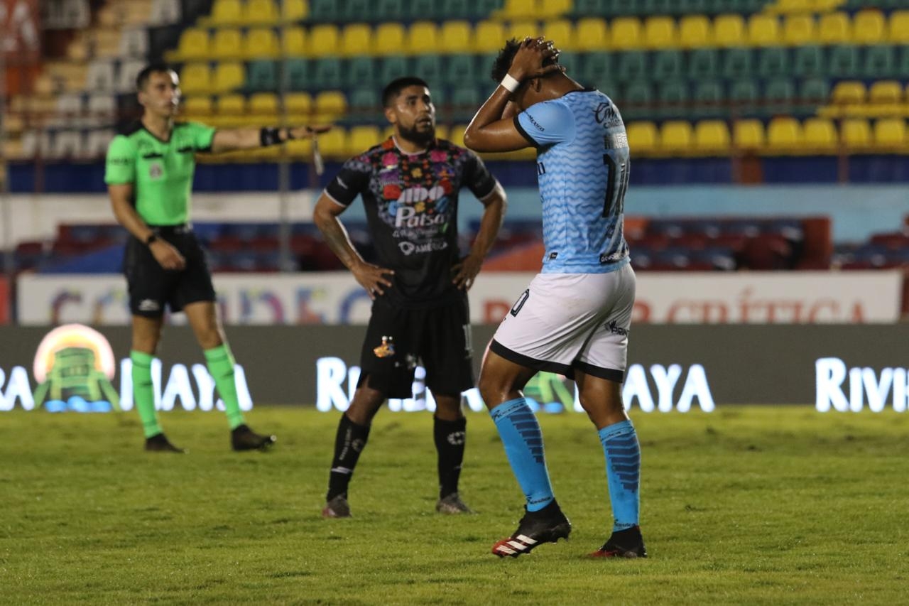 Cancún FC juega broma a futbolista rival en el Estadio Andrés Quintana Roo (Video)