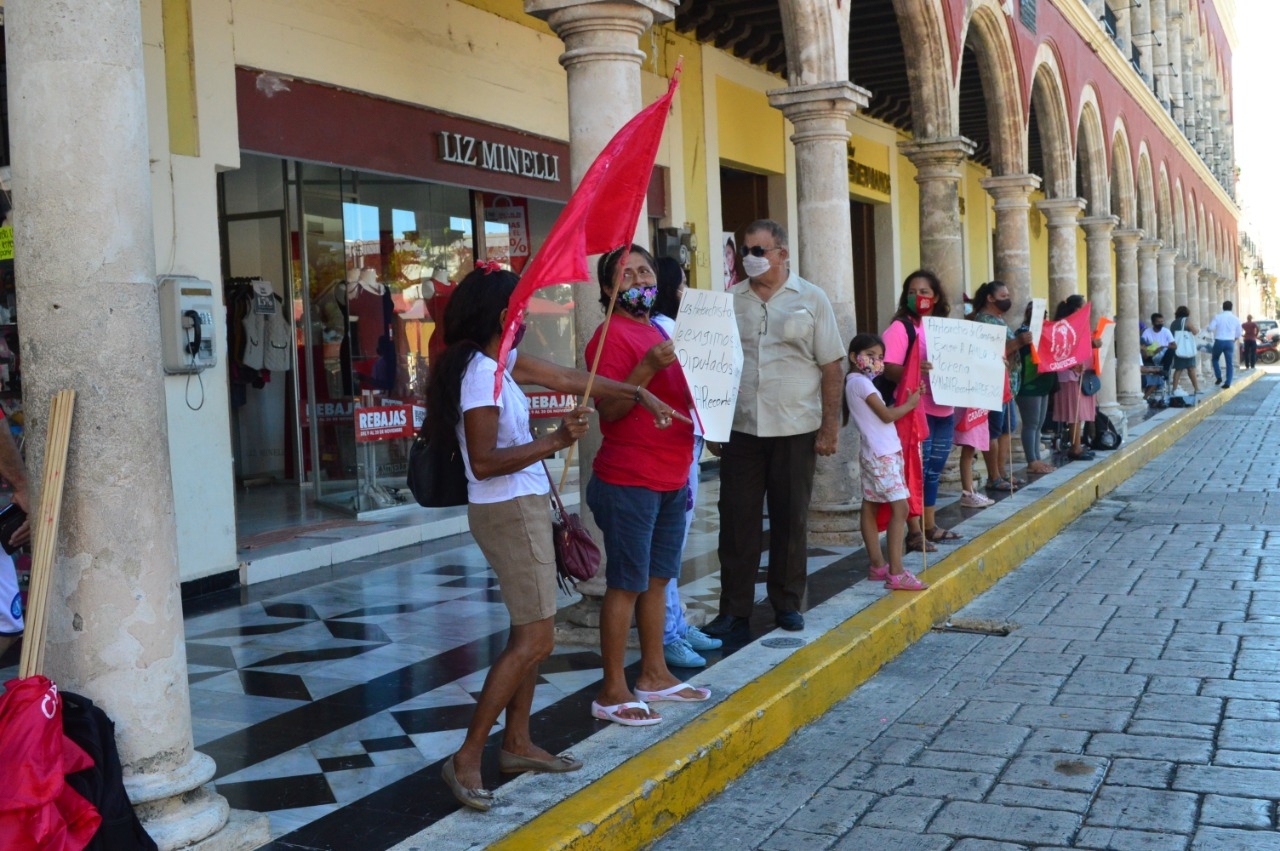 Antorchistas realizan 'cadena humana' contra recortes en Campeche