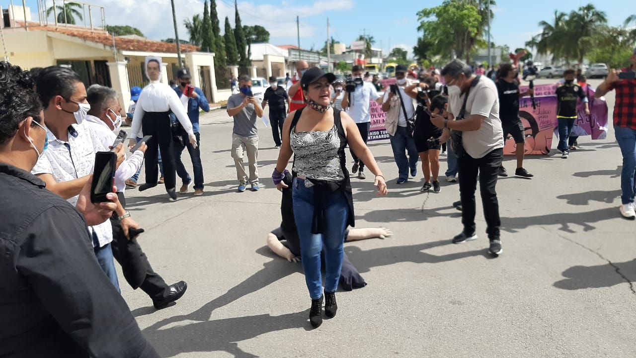 Feministas acusan a empresario de querer colgarse de su lucha en Cancún