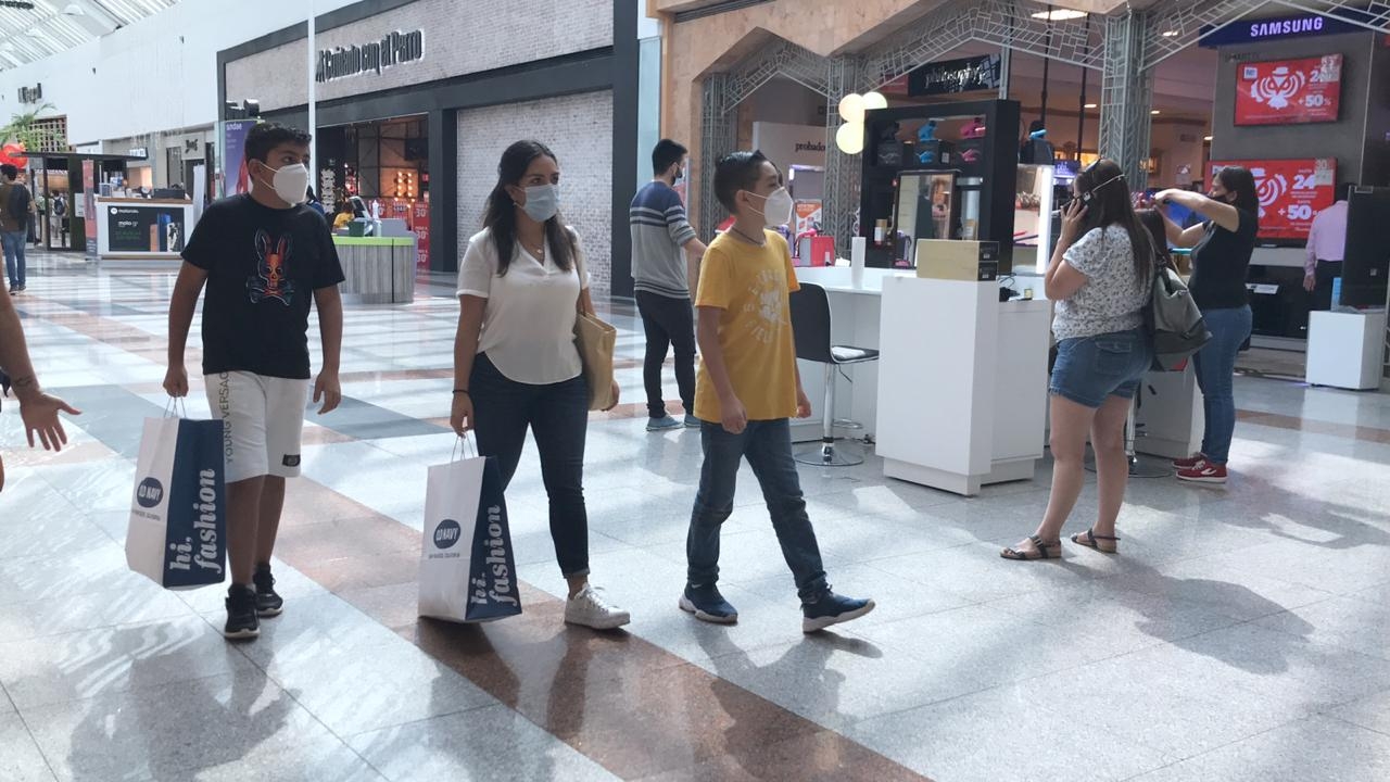 Abarrotan plazas comerciales por Buen Fin en Cancún