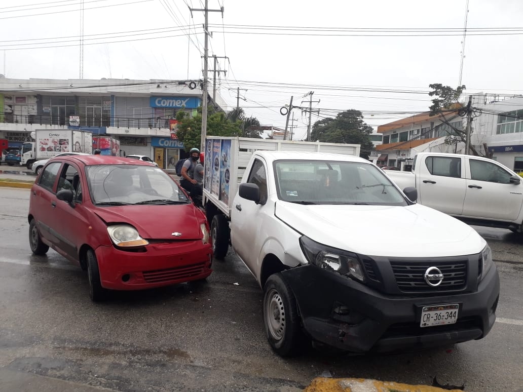 Conductor imprudente choca contra una familia en Ciudad del Carmen