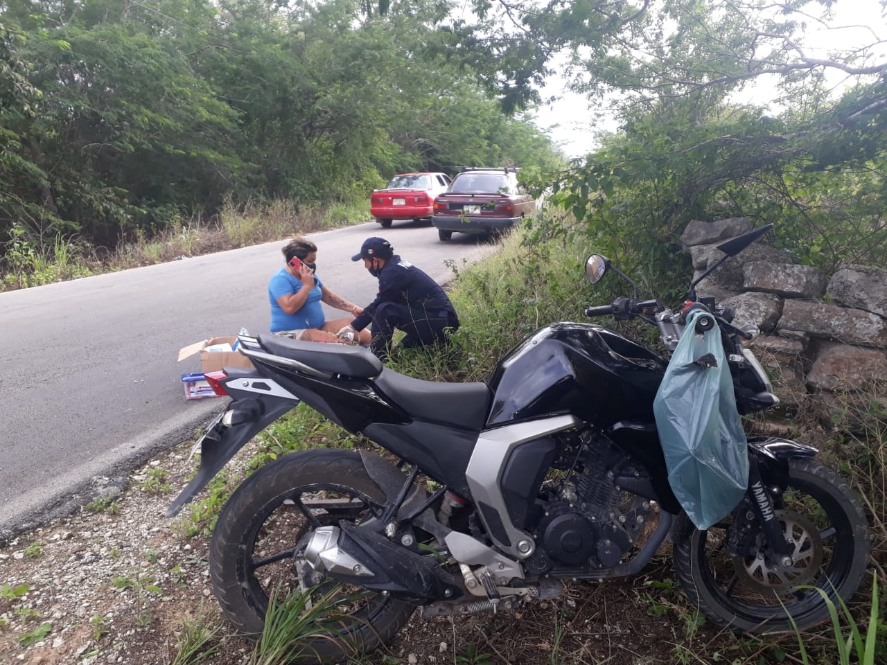 Se le atraviesa un bicho en el ojo y pierde el control de su motocicleta en carretera Temax