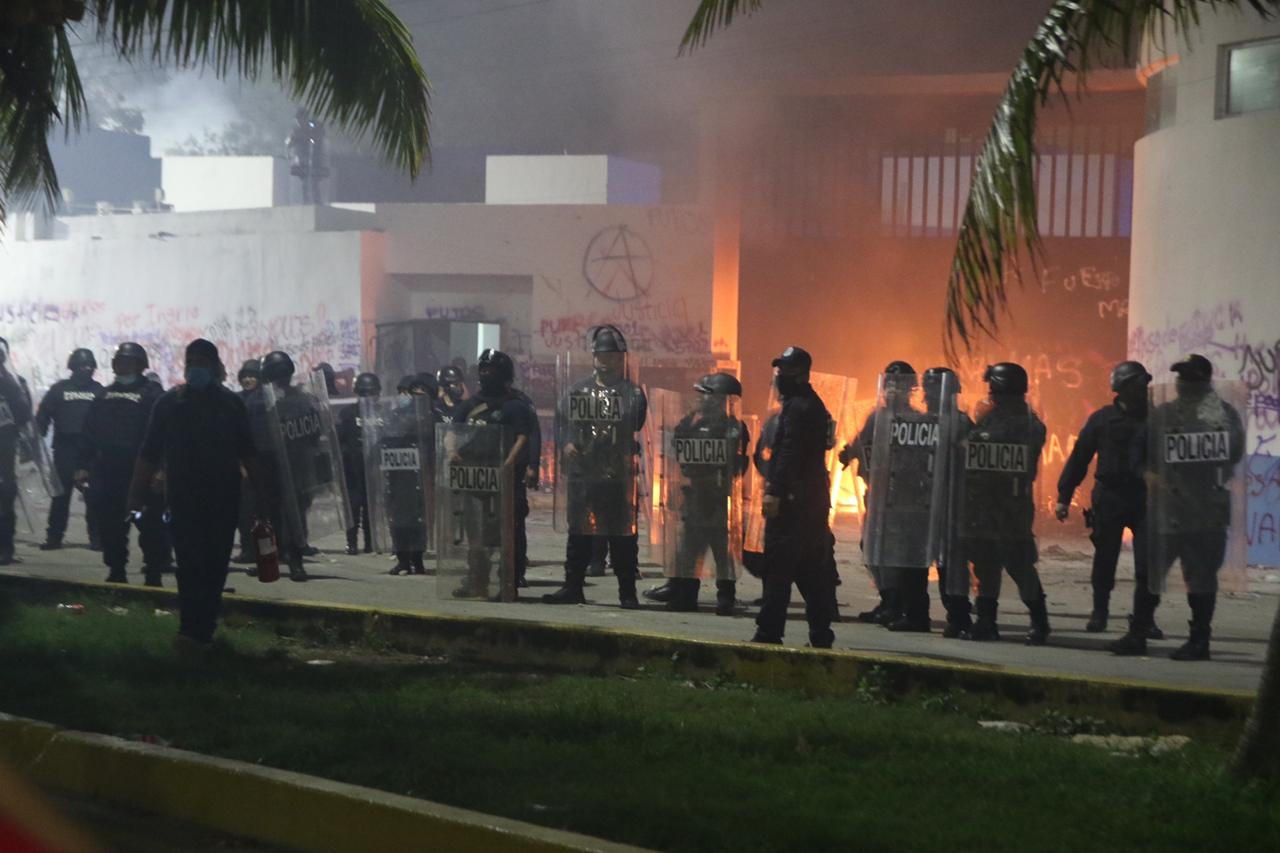 Policías repelen a manifestantes en Cancún
