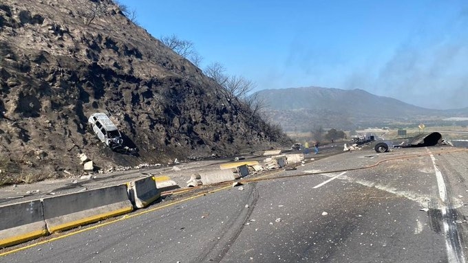 Pipa explota en la autopista Tepic-Guadalajara; reportan al menos 6 personas sin vida
