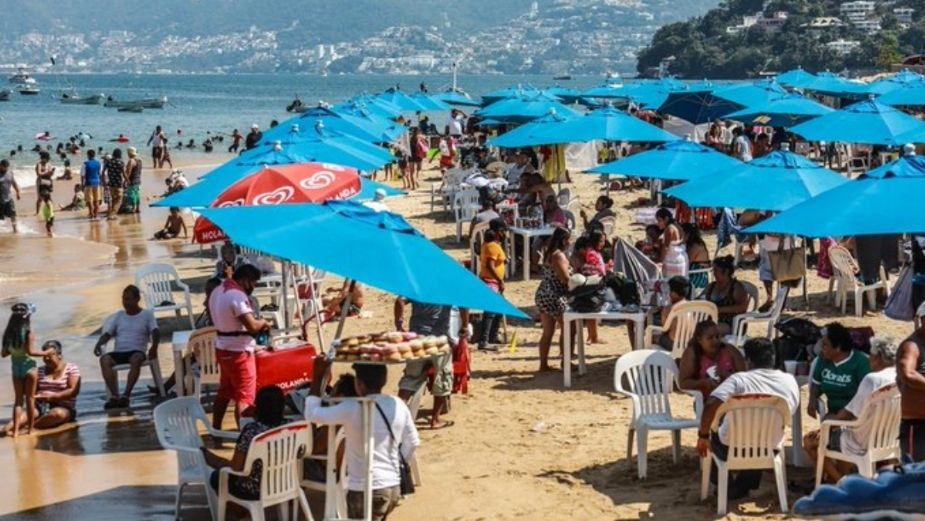 Sin sana distancia ni cubrebocas, turistas abarrotan playas de Acapulco