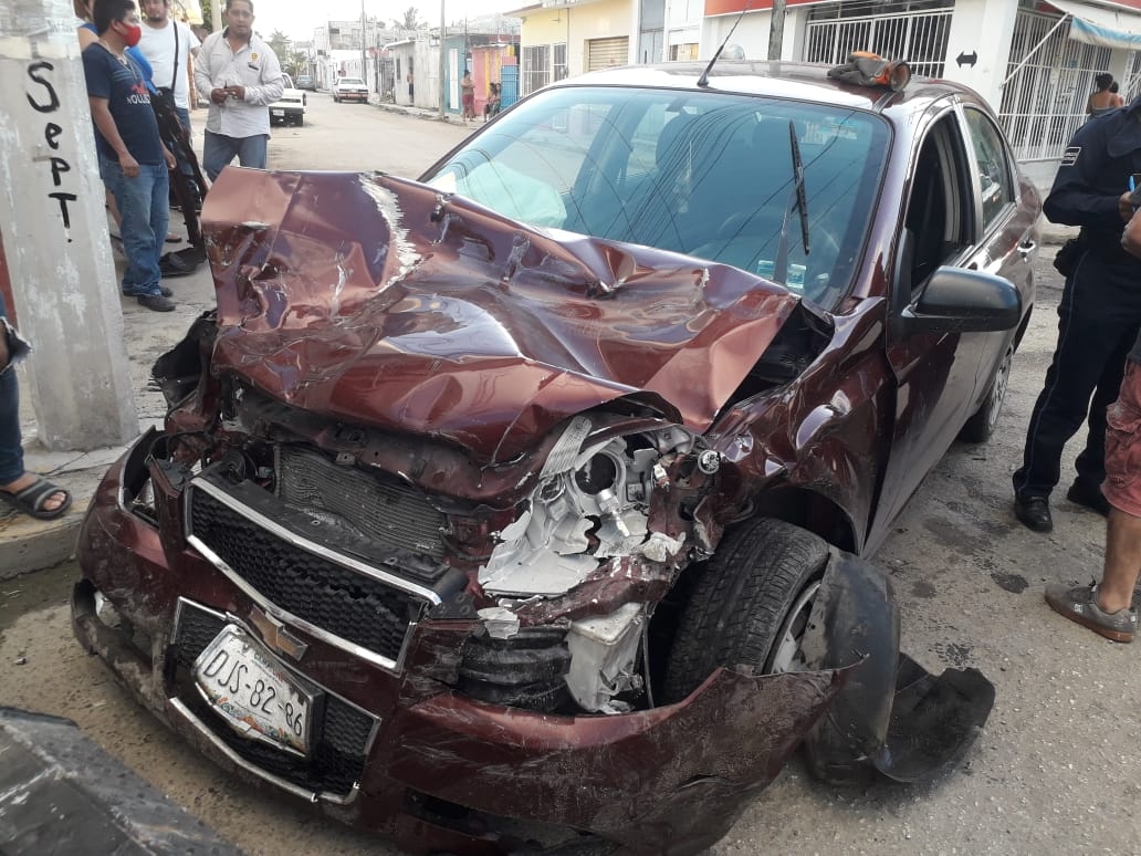 Conductora causa aparatoso accidente en Ciudad del Carmen