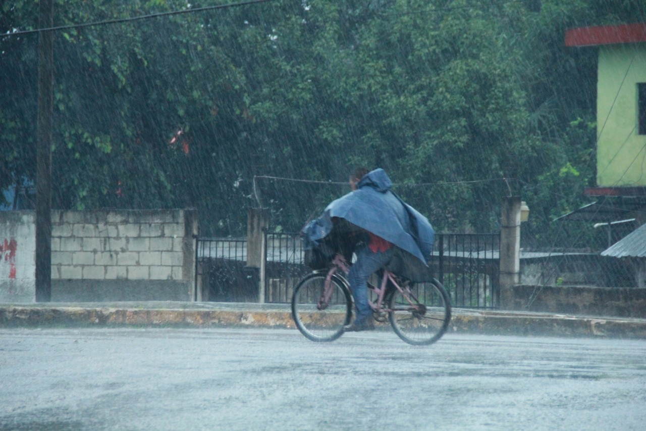 Continúan las fuertes lluvias por el frente frío en Felipe Carillo Puerto