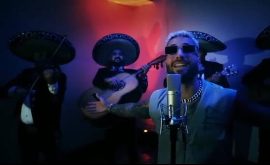 Carlos Rivera y Maluma cantan "100 años" (VIDEO)