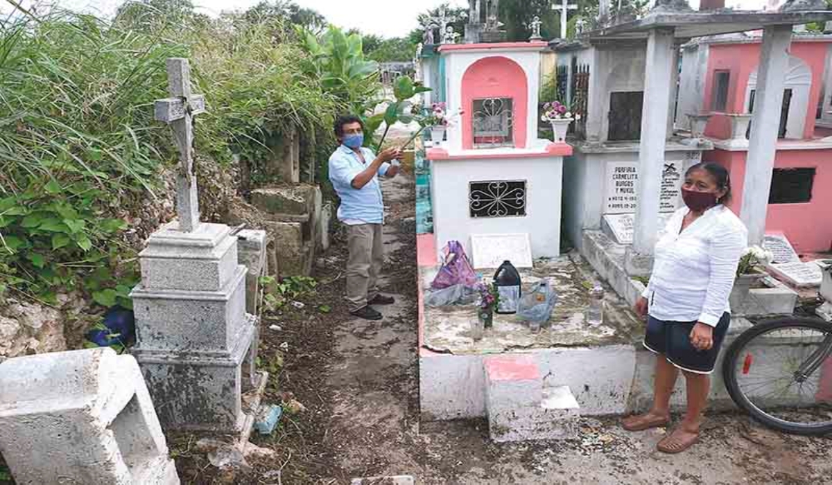 Al Cementerio General fueron pocos los que acudieron, muchos limpiaron las tumbas y también dejaron una ofrenda floral de bienvenida. Foto: Cuahtémoc Moreno.