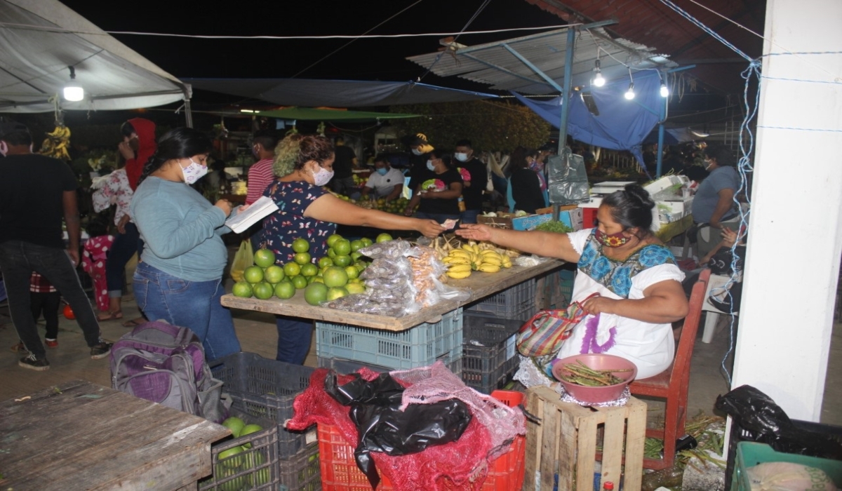 Predominaron las medidas sanitarias durante las compras en el mercado. Foto: Jorge Aké.
