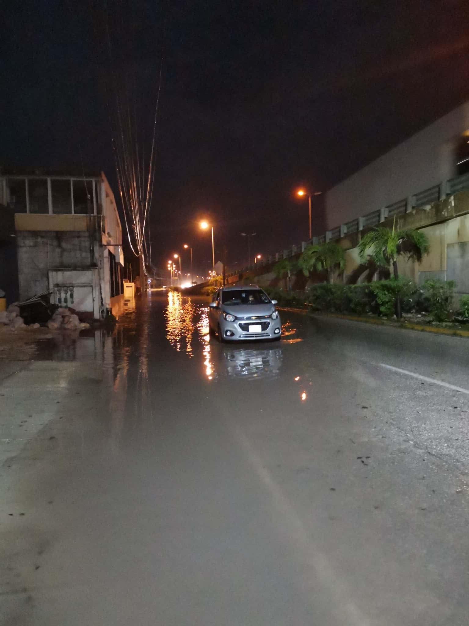 Inundaciones causan estragos a transportistas de Puerto Morelos