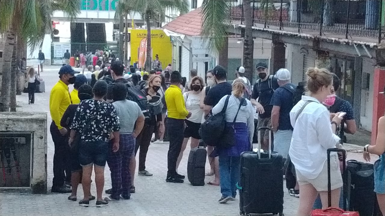 Más de 300 turistas se encuentran varados en Playa del Carmen