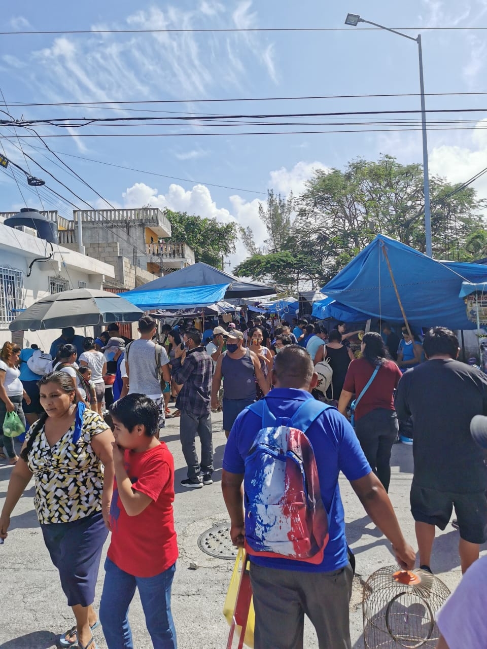 Sin cubrebocas, personas acuden a comprar al tianguis de la 54 en Playa del Carmen