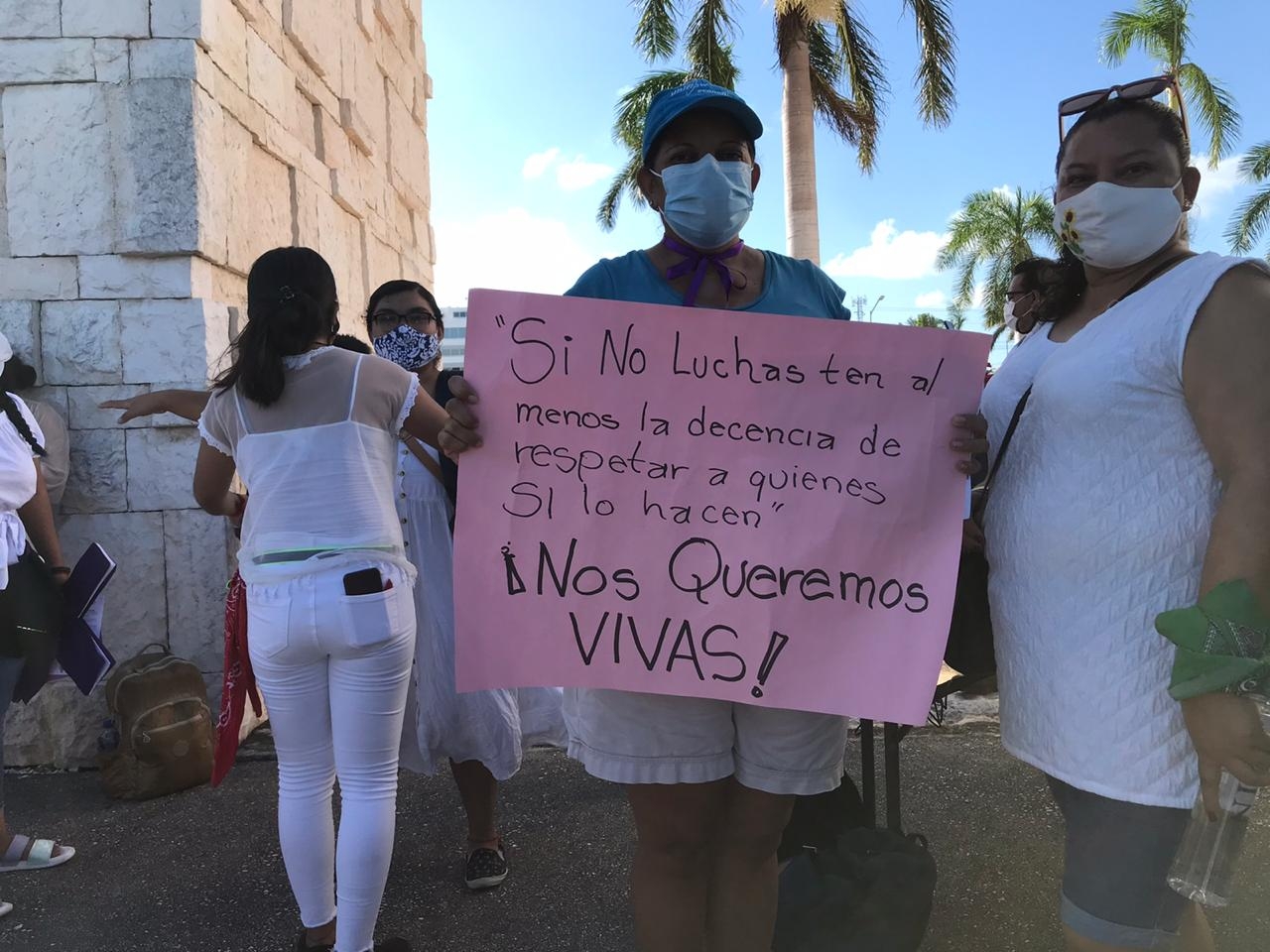 Mujeres marchan por la paz y contra los feminicidios en Cancún