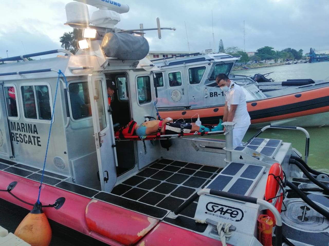 Marina rescata a pescador tras convulsionar en una embarcación en Progreso