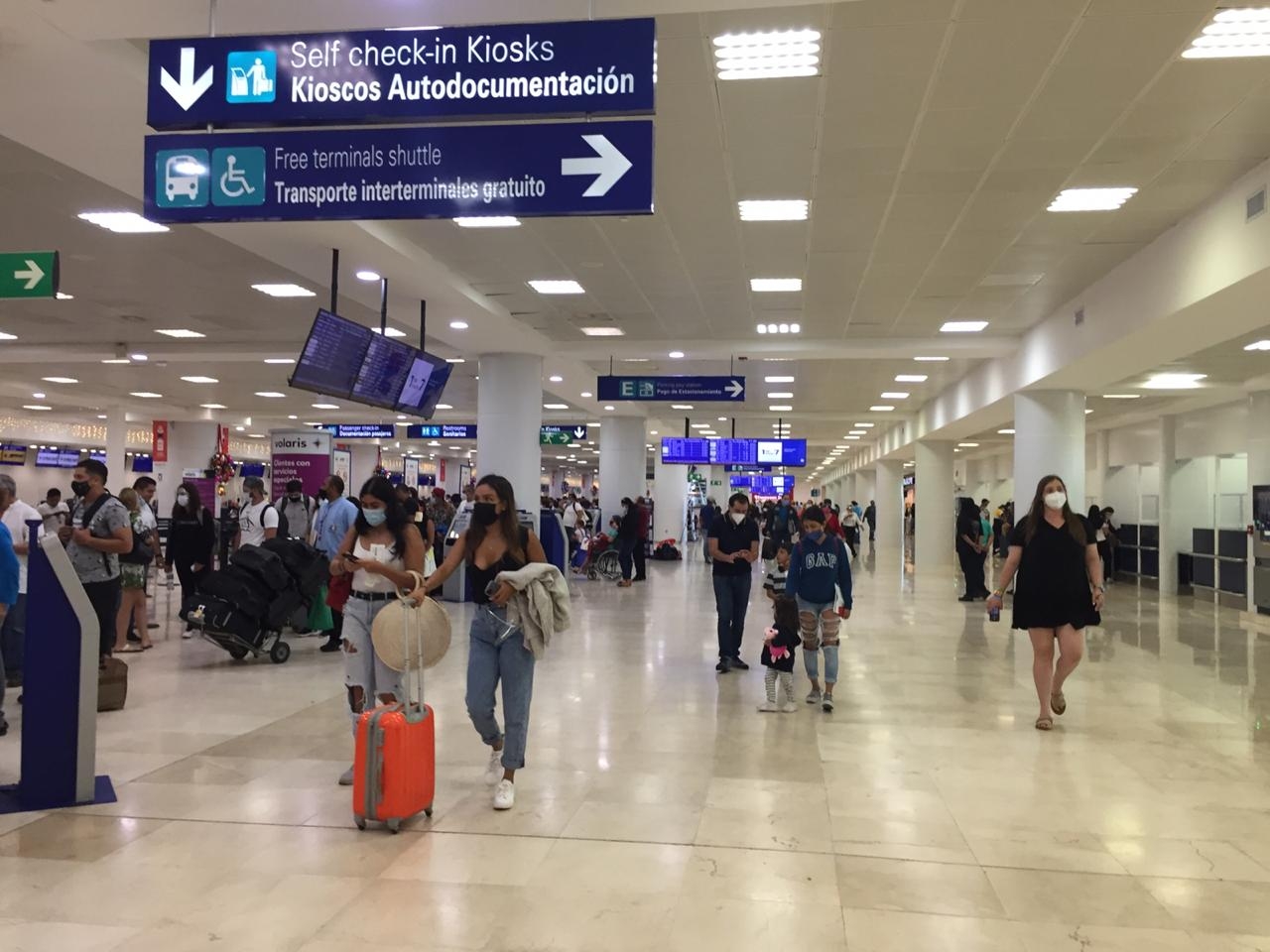 Detienen a un pasajero por agredir sexualmente a la tripulación del vuelo Madrid-Cancún