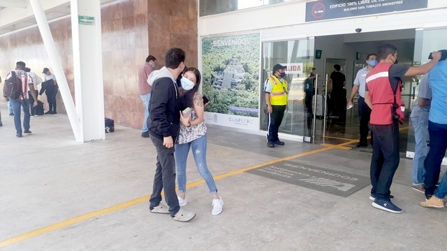 Relaciones a distancia: así son las despedidas desde el Aeropuerto de Campeche