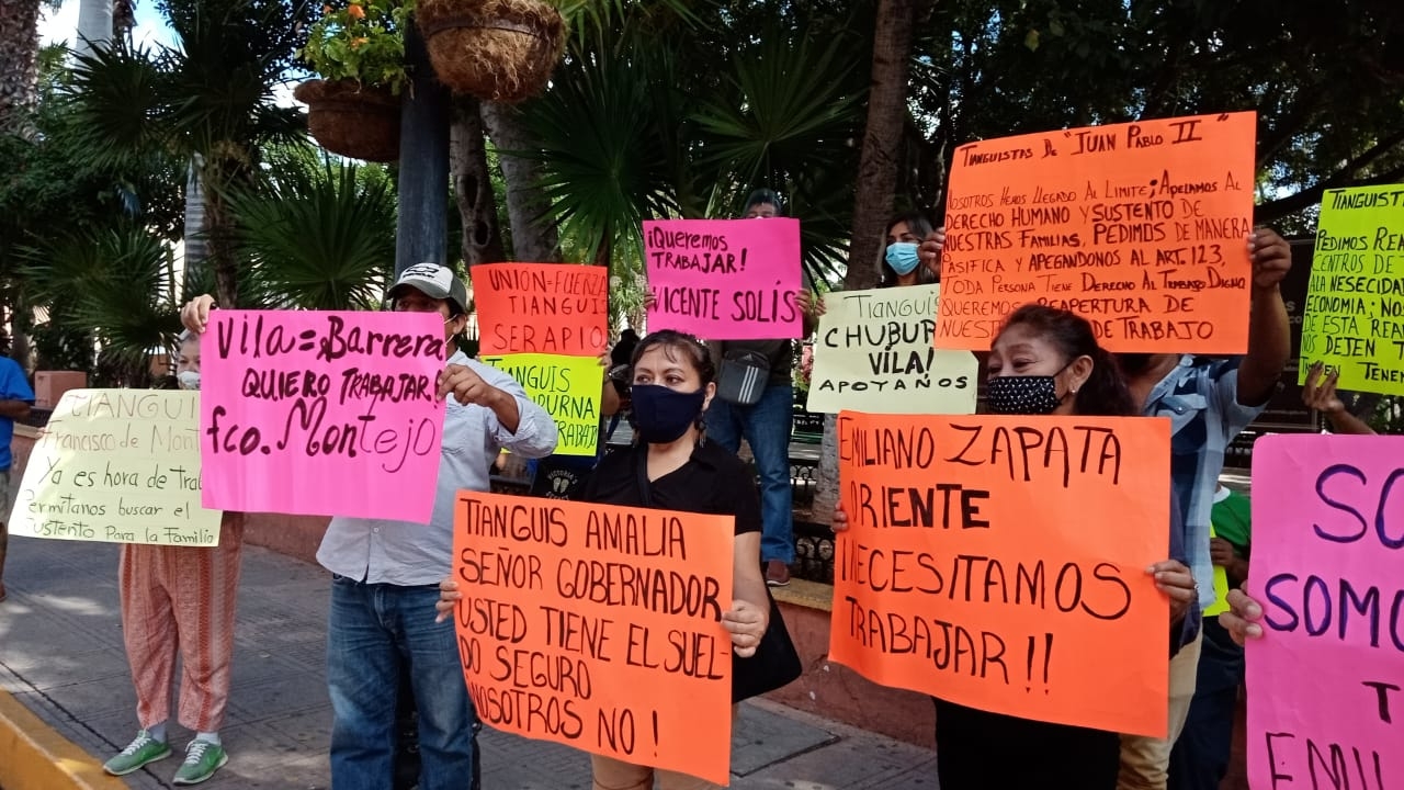 Tianguistas protestan afuera del ayuntamiento de Mérida: piden reabrir puestos