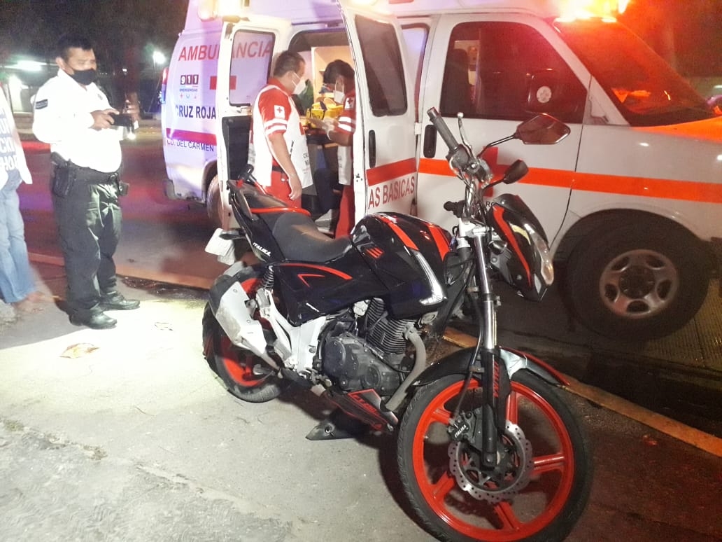 Conductor le cierra el paso a un motociclista en Ciudad del Carmen