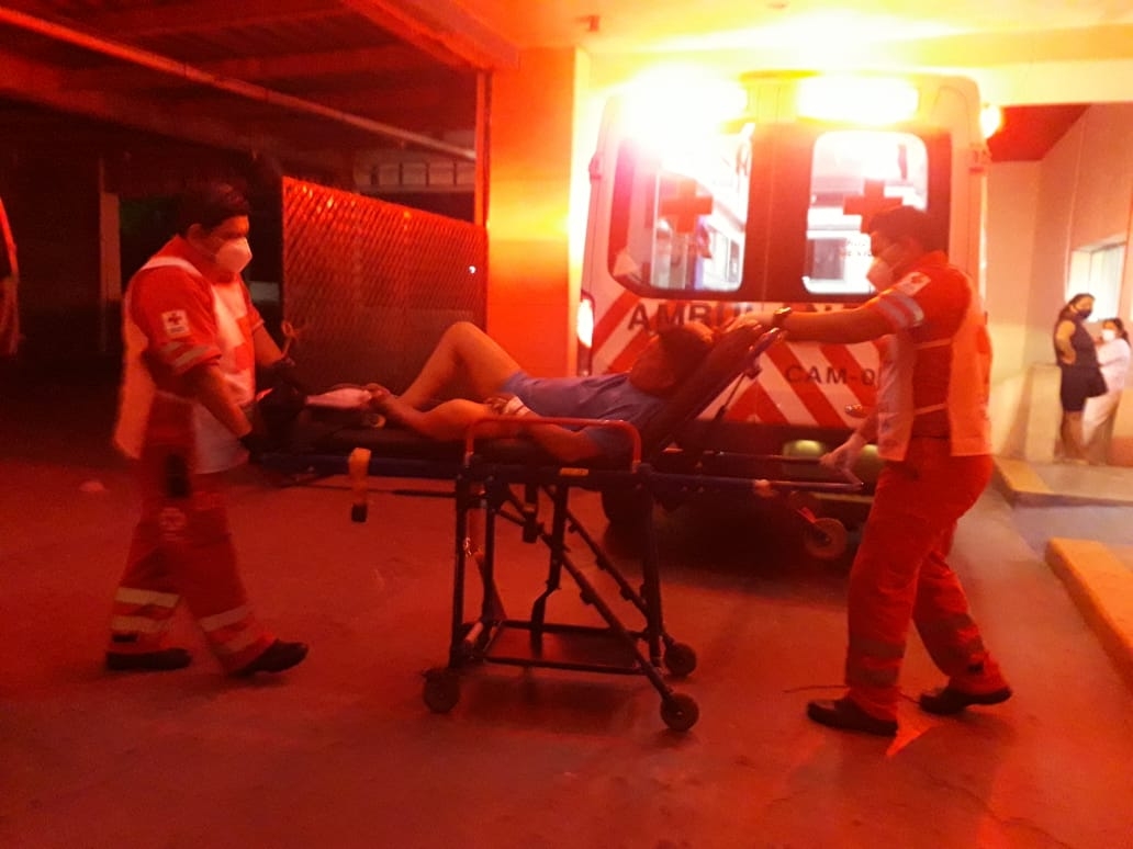 Ebrio es trasladado al hospital luego de resbalarse en Ciudad del Carmen