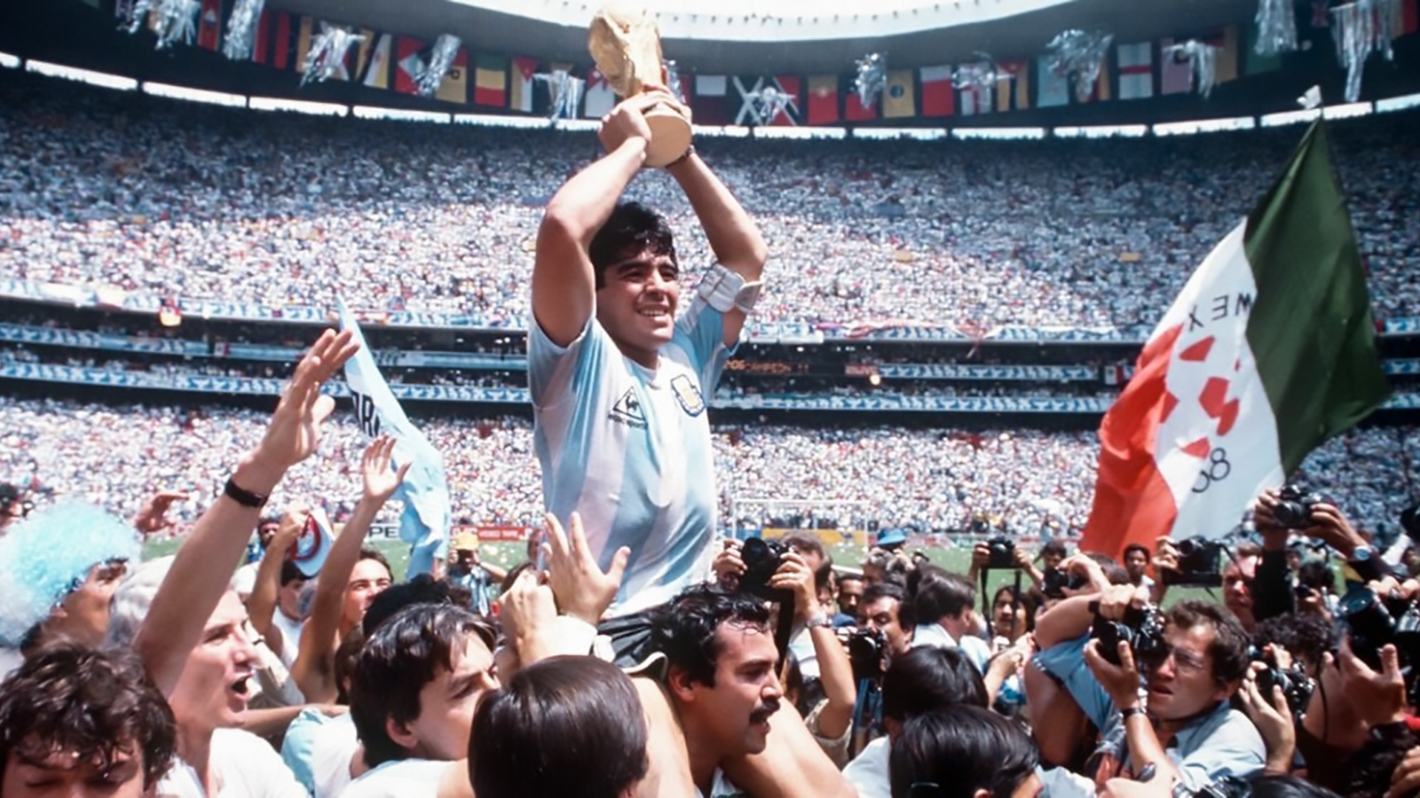 AMLO dedica emotivas palabras a Maradona: por él encontré la gracia al futbol