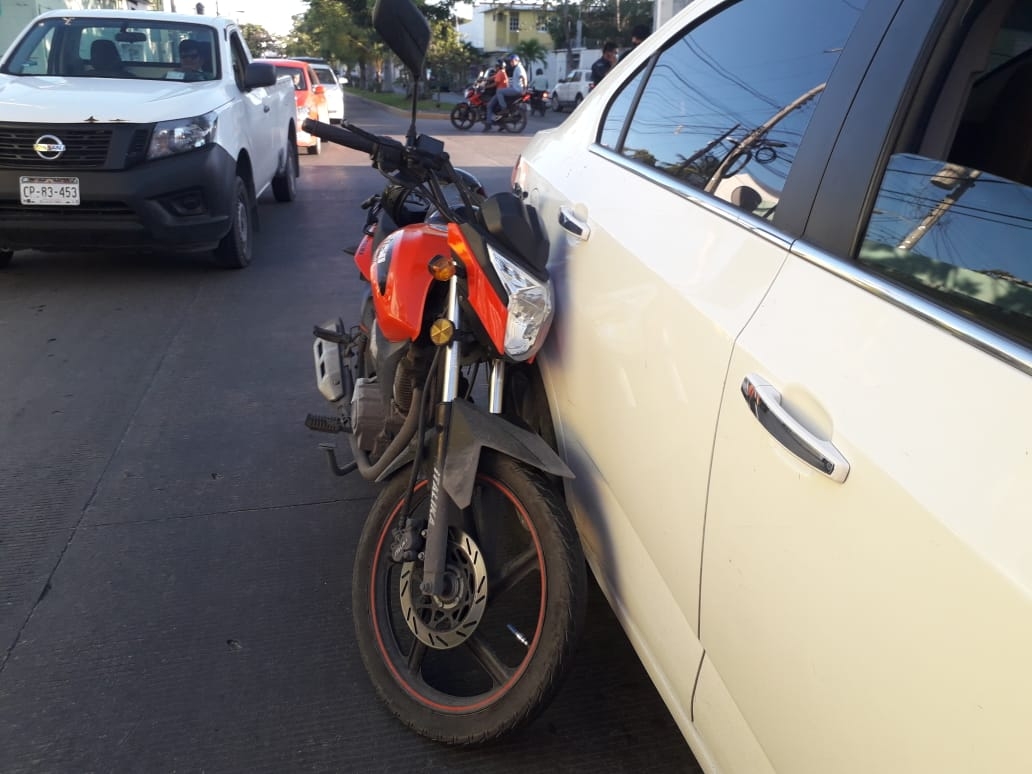 Conductor de una motocicleta se distrajo y se impactó contra automóvil en Ciudad del Carmen