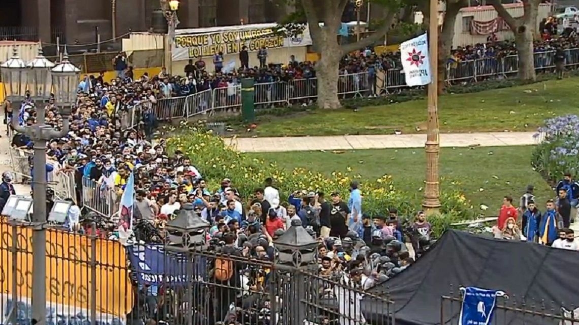 Más de un millón de personas despiden a Maradona en la Casa Rosada