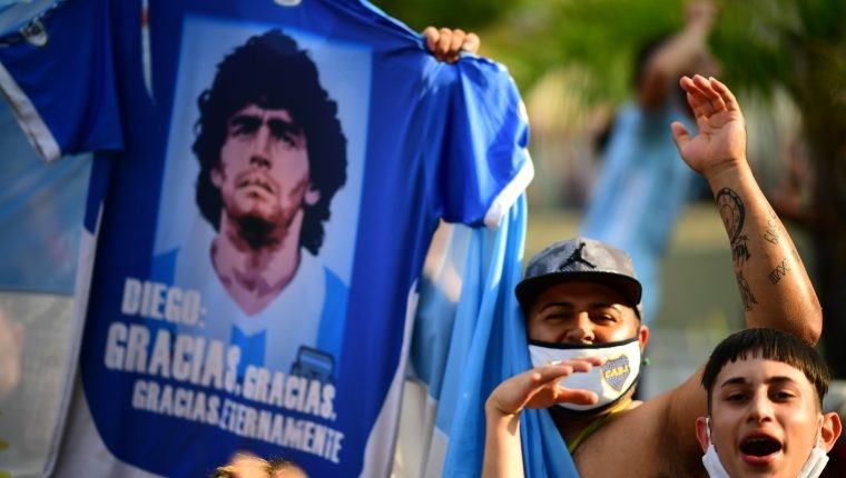 Políticos y exfutbolistas que asistieron a funeral para despedir a Maradona