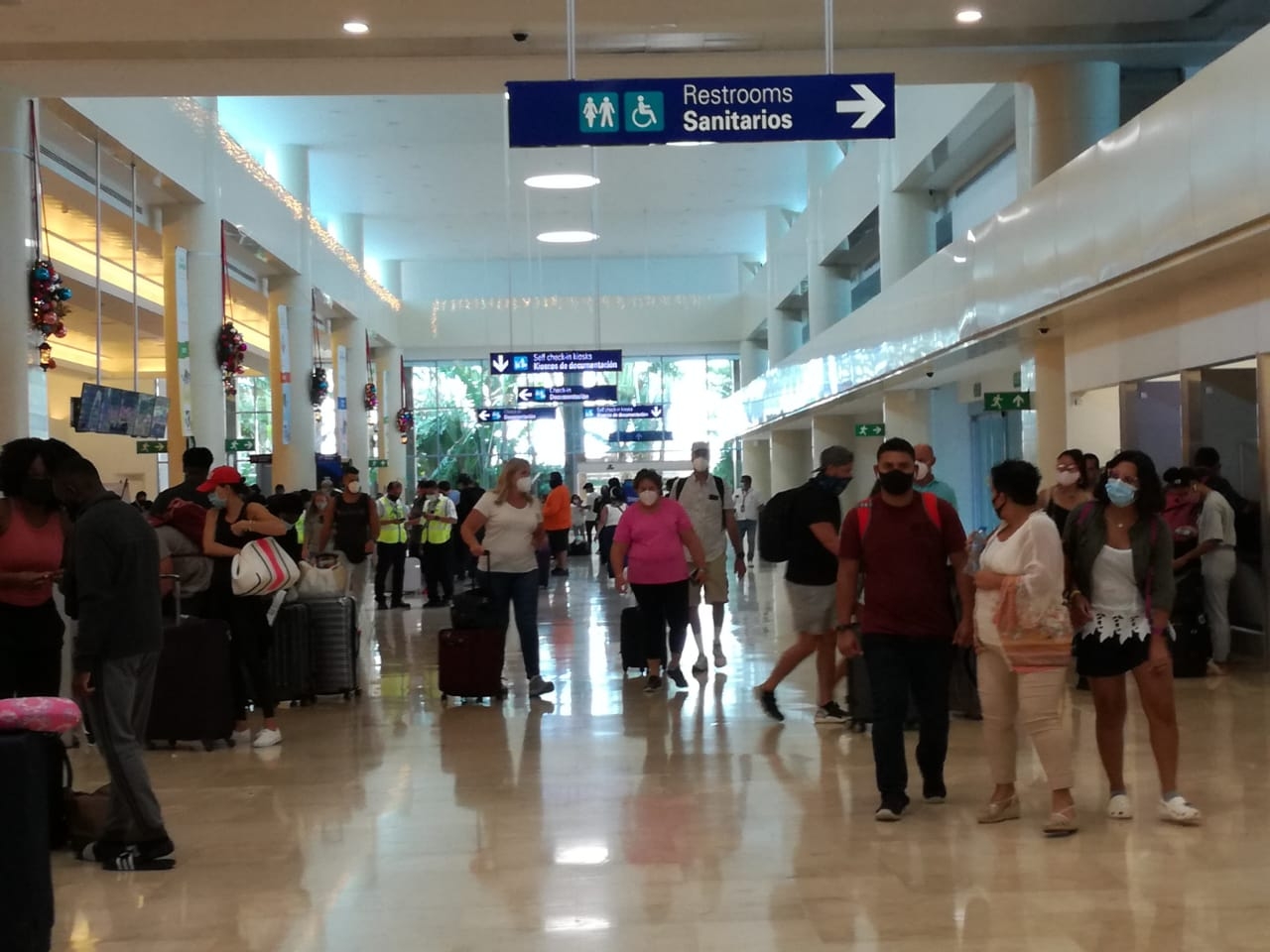 Aeropuerto de Cancún abarrotado por Día de Gracias
