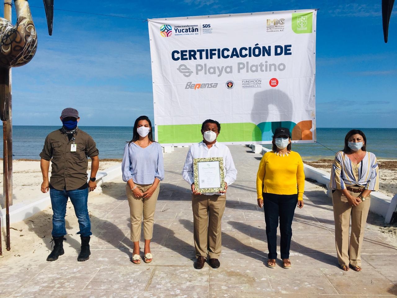 Telchac Puerto recibe certificación 'Playa Platino'