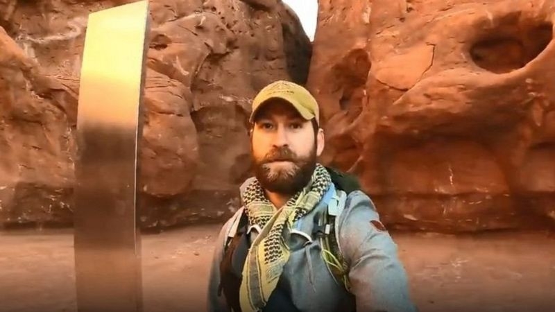 Viajeros no se resisten y visitan el extraño monolito de Utah (Video)